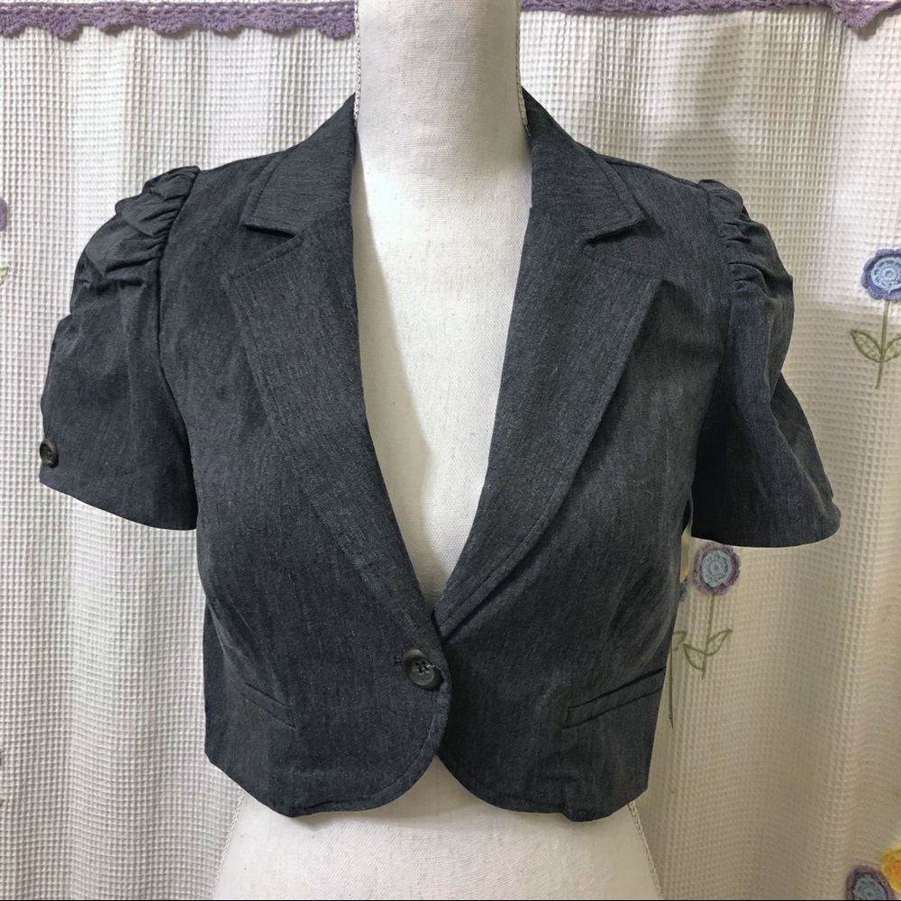 NWT 🖤 Fashionable Ladies Cropped Blazer